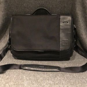 AUTHENTIC TUMI work bag.  Arrivé Collection!